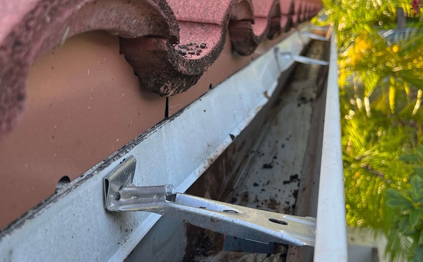 Clean house gutter Clean house gutter